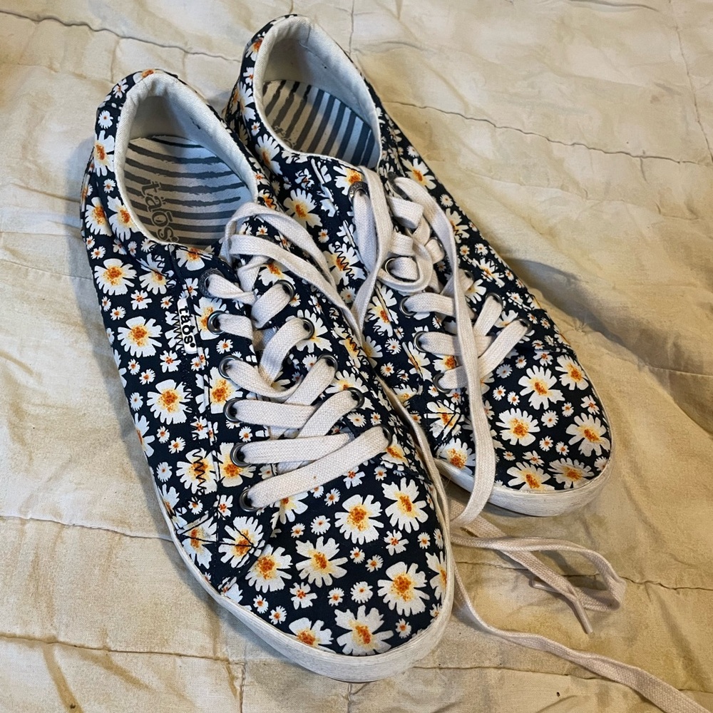 Taos Star Sneaker Size 10 Daisy
